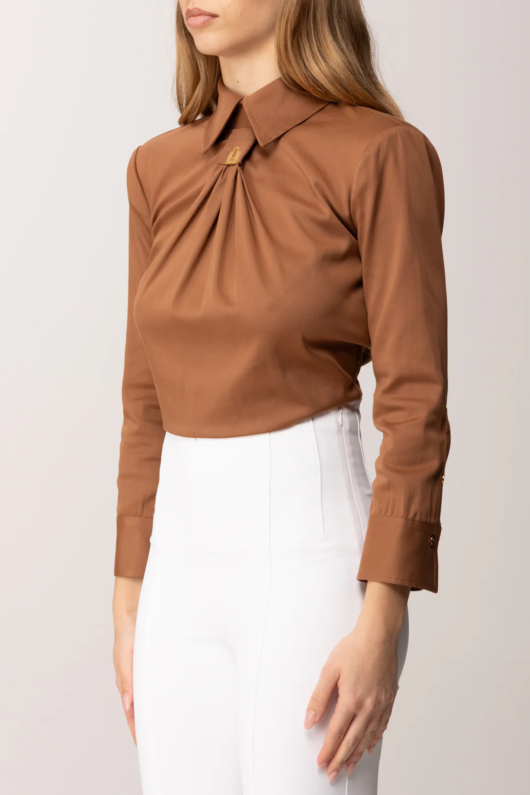Camicia con Schiena Scoperta e Dettaglio Gioiello - Image 4